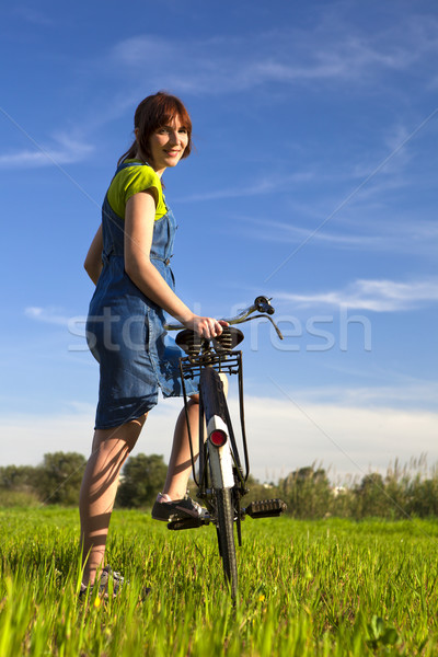 享受 春天 快樂的女孩 自行車 看 背面 商業照片 © iko