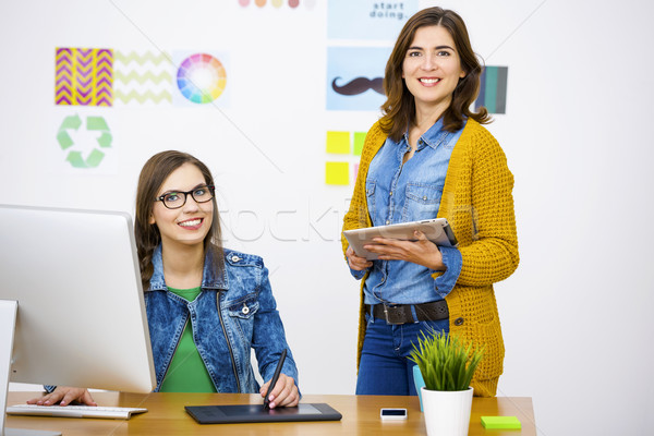 Geschäftsfrauen Frauen arbeiten Schreibtisch kreative Stock foto © iko