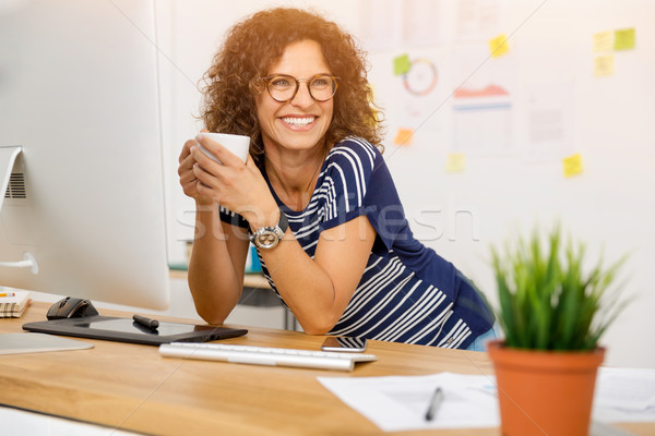 Kahve molası çalışmak portre orta yaşlı kadın ofis içme Stok fotoğraf © iko