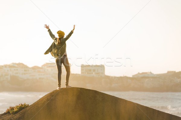 Nő szirt boldog karok a magasban természet tájkép Stock fotó © iko