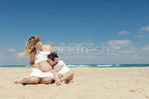 [[stock_photo]]: Baiser · mamans · ventre · belle · femme · enceinte · peu