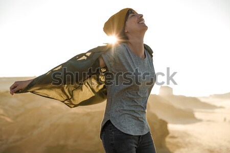 żółty cap kobiet piękna kobieta Urwisko plaży Zdjęcia stock © iko