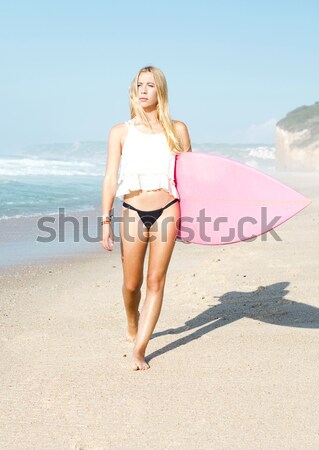 Foto stock: Surfista · nina · hermosa · mirando · playa · tabla · de · surf