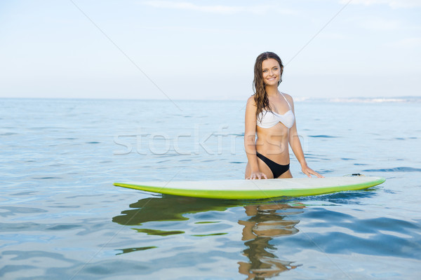 Surfer dziewczyna piękna młoda kobieta nauki kobieta Zdjęcia stock © iko