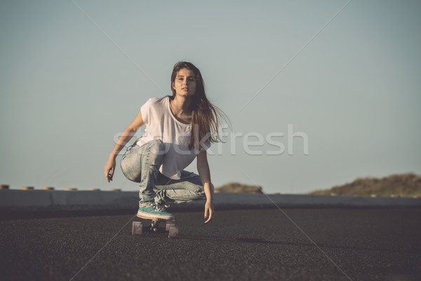 Skater Mädchen Strand Frauen Stock foto © iko