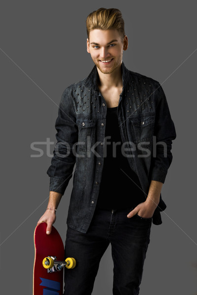 Joven skateboard estudio retrato posando hombre Foto stock © iko