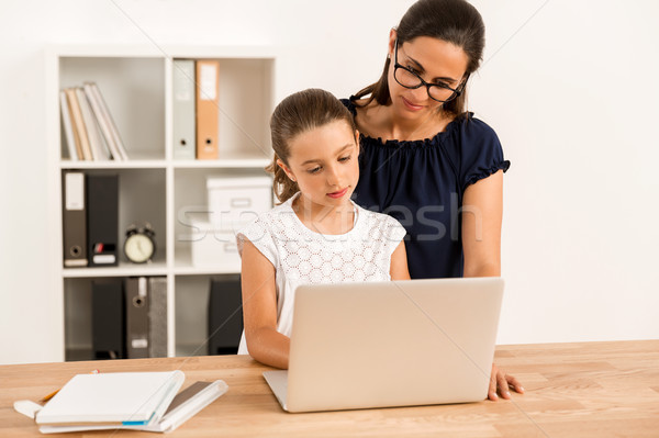 Foto stock: Ajuda · lição · de · casa · jovem · mãe · filha · casa