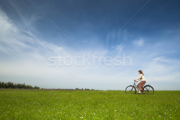 Foto stock: Equitação · bicicleta · feliz · mulher · jovem · verde · prado