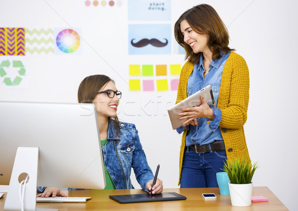 Geschäftsfrauen Frauen arbeiten Schreibtisch kreative Stock foto © iko