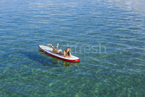 Vrouw ontspannen surfboard mooie vrouw vergadering mooie Stockfoto © iko