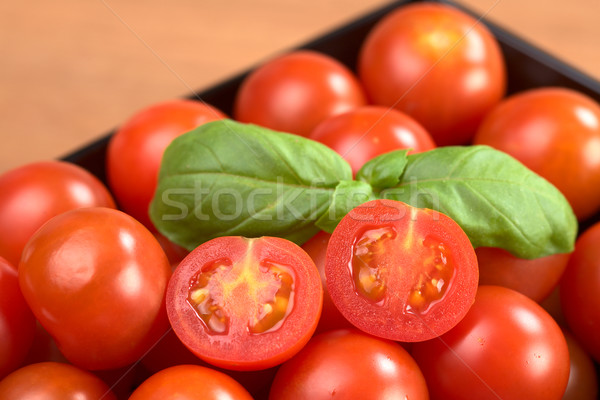 Tomates cereja manjericão folha preto tigela foco Foto stock © ildi