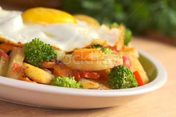 Stock fotó: Sült · zöldségek · tükörtojás · krumpli · paradicsom · brokkoli
