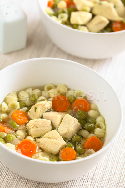 Supa de pui făcut în casă morcov mic coajă paste Imagine de stoc © ildi