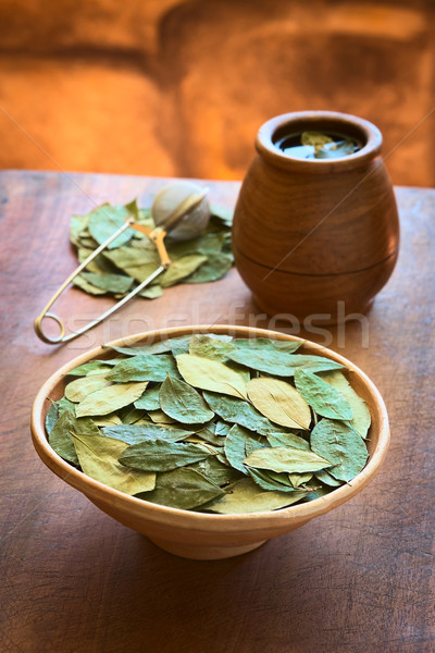 Foto d'archivio: Essiccati · foglie · tè · argilla · ciotola · fresche