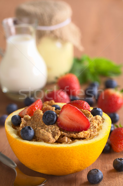 Cereal fresco frutas morangos mirtilos servido Foto stock © ildi