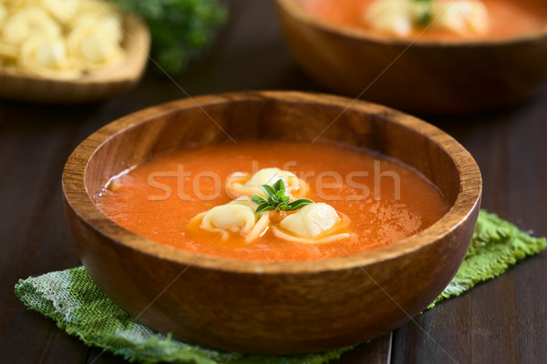 Foto stock: Sopa · de · tomate · tortellini · casero · frescos · crema · orégano