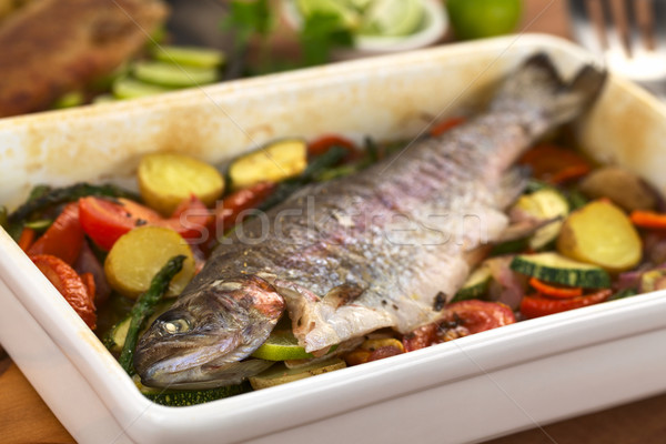 鱒魚 蔬菜 選擇性的重點 集中 眼 商業照片 © ildi