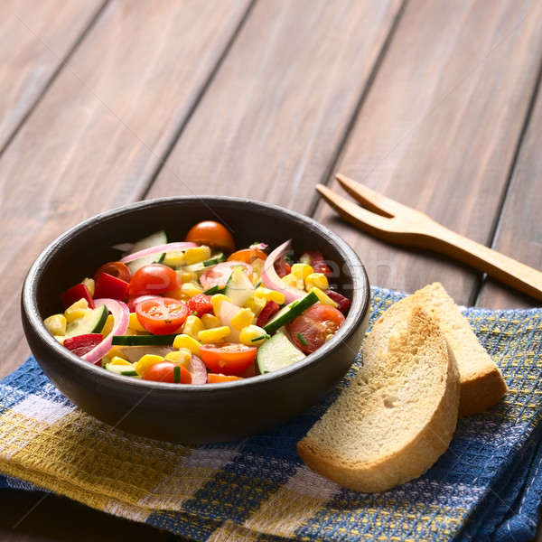 Frischem Gemüse Salatschüssel Salat Mais Kirschtomaten Gurken Stock foto © ildi