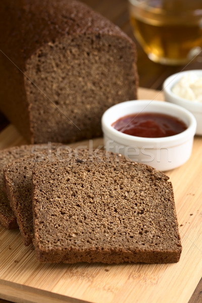 Ciemne żyto chleba plastry deska do krojenia jam Zdjęcia stock © ildi