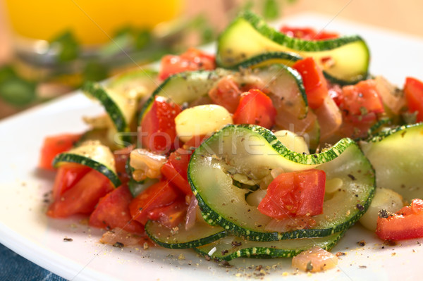 Foto stock: Calabacín · tomate · maíz · plato · rebanadas · cubos