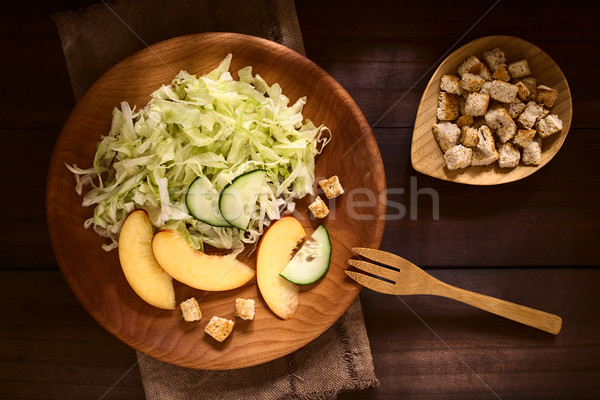 Piersica cu coaja neteda castravete salată verde salată proaspăt aisberg Imagine de stoc © ildi
