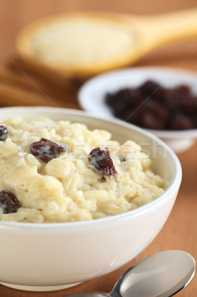 Foto stock: Delicioso · arroz · con · leche · pasas · casero · canela · crudo