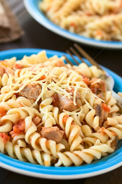 Pasta atún salsa de tomate queso rallado superior la luz natural Foto stock © ildi