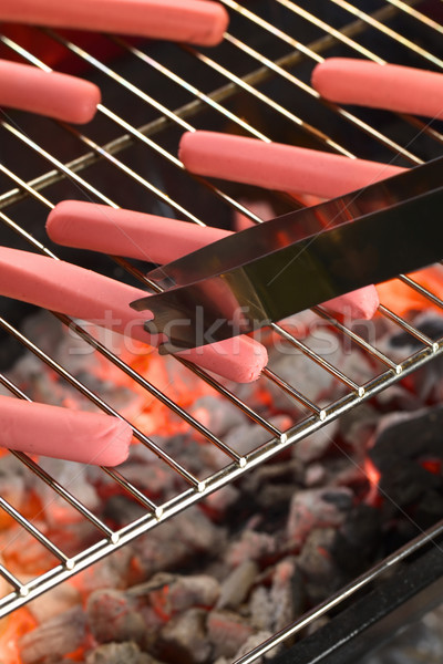 Kiełbasy grill szczypce węgiel drzewny poniżej Zdjęcia stock © ildi