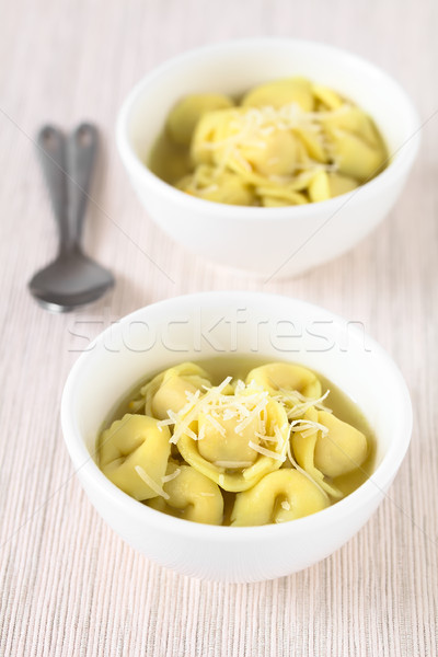 Italienisch Tortellini Suppe traditionellen Brühe geriebener Käse Stock foto © ildi