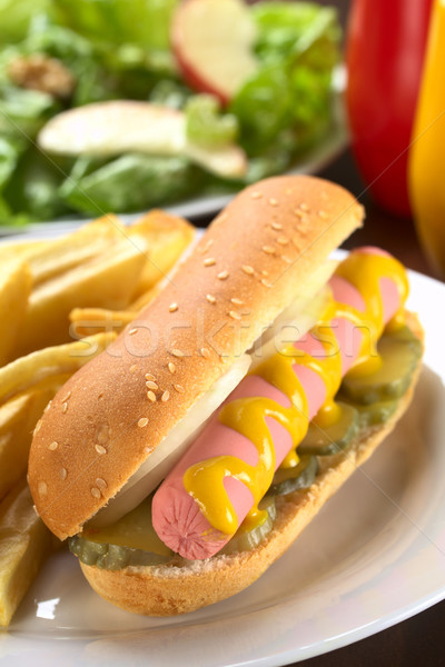 商業照片: 熱狗 · 炸薯條 · 洋蔥 · 芥末 · 擔任