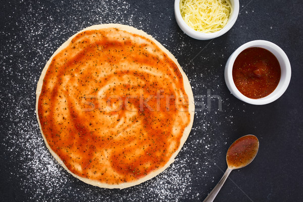 Roulé sur pizza sauce tomate surface fromage râpé [[stock_photo]] © ildi