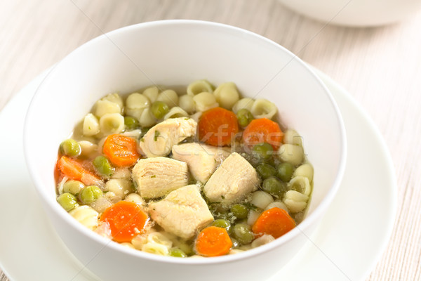 Supa de pui făcut în casă morcov mic coajă paste Imagine de stoc © ildi
