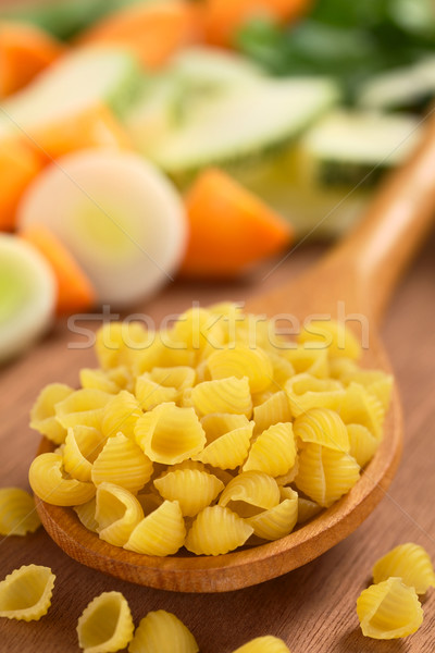 Crudo Shell pasta hortalizas cuchara de madera zanahoria Foto stock © ildi