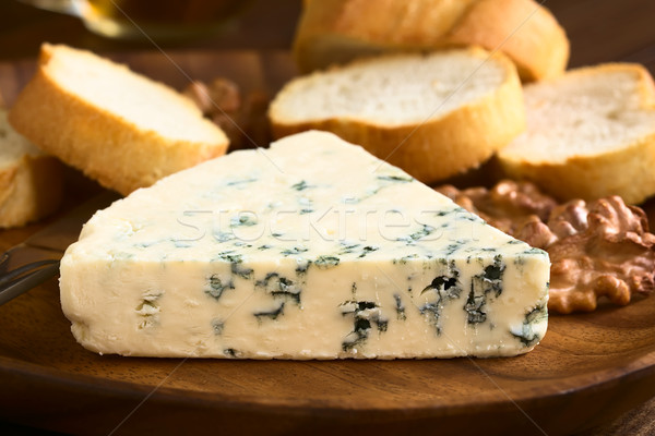 [[stock_photo]]: Fromage · bleu · pain · tranches · bois · plaque · lumière · naturelle