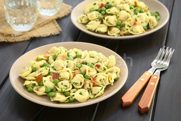 Imagine de stoc: Tortellini · salată · mazare · slanina · verde