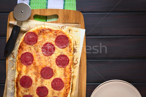 Pepperoni Salami Pizza hausgemachte Papier Stock foto © ildi