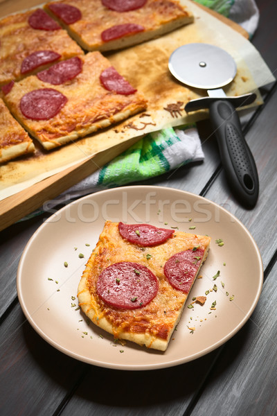 Zdjęcia stock: Pepperoni · salami · pizza · domowej · roboty · kawałek · tablicy