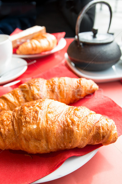 Cafea cornuri mic dejun coş tabel cafenea Imagine de stoc © ilolab