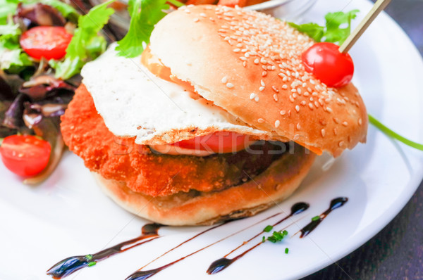 Amerikai sajt tyúk hamburger friss saláta Stock fotó © ilolab