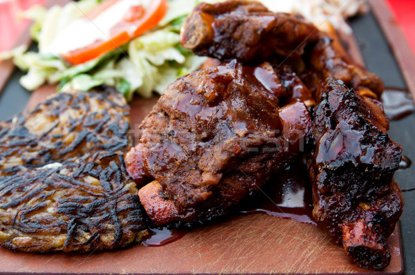 Gegrillt Steak gegrilltes Fleisch Rippen Platte hot sauce Stock foto © ilolab