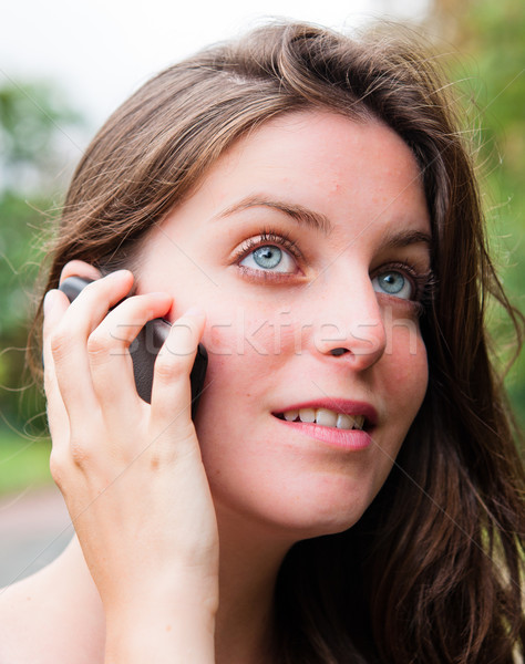 [[stock_photo]]: Extérieur · portrait · jeune · femme · parler · cellulaires · téléphone