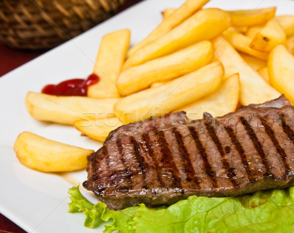 Juteuse steak boeuf viande tomate frites françaises Photo stock © ilolab
