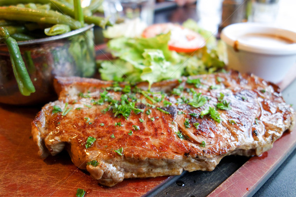 Gegrillt Steak gegrilltes Fleisch Rippen Platte hot sauce Stock foto © ilolab