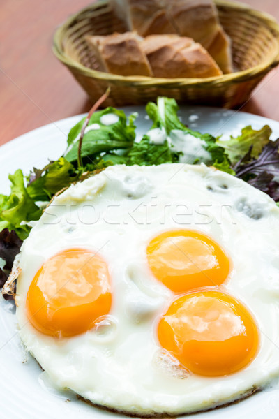 Preparado huevo sol alimentos cena placa Foto stock © ilolab