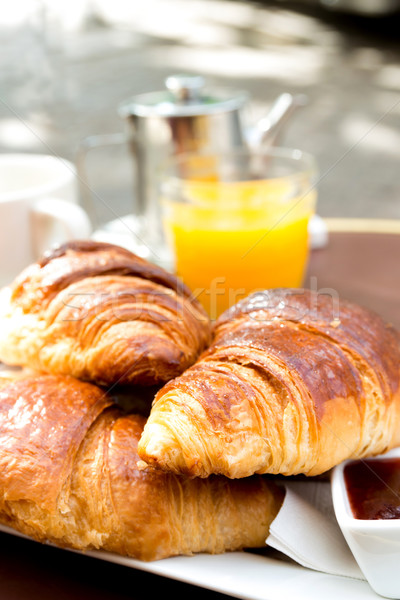 Kawy rogaliki śniadanie koszyka tabeli pomarańczowy Zdjęcia stock © ilolab