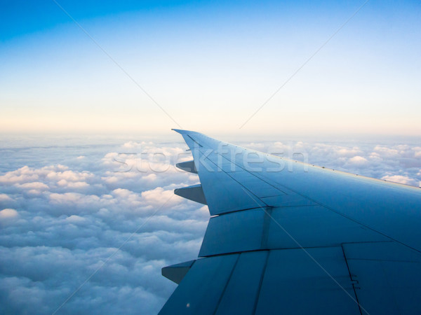 Blauwe hemel wolken luchtfoto zakenman borden vleugels Stockfoto © ilolab
