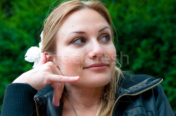 Femeie vorbi celular telefon în aer liber portret Imagine de stoc © ilolab