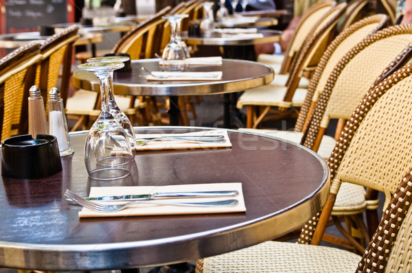 Uitzicht op straat cafe terras partij restaurant tabel Stockfoto © ilolab