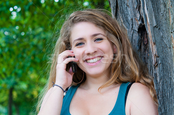 [[stock_photo]]: Femme · parler · cellulaires · téléphone · extérieur · portrait