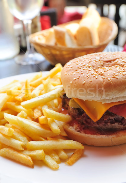 Amerikai sajt hamburger friss saláta étterem Stock fotó © ilolab